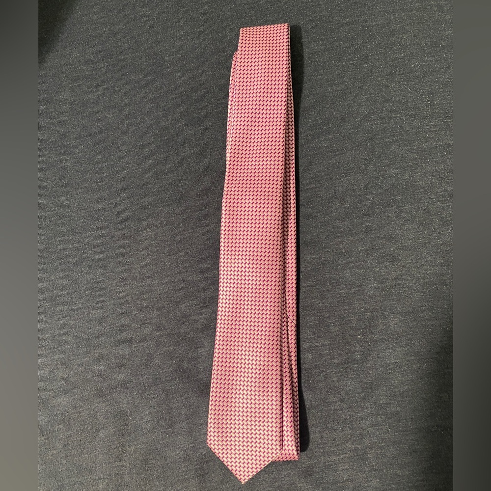 Pink slim tie